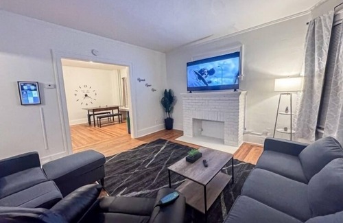Albany Apartment | Smoking allowed on front porch. King bed. Relaxing. Friendly neighborhood.