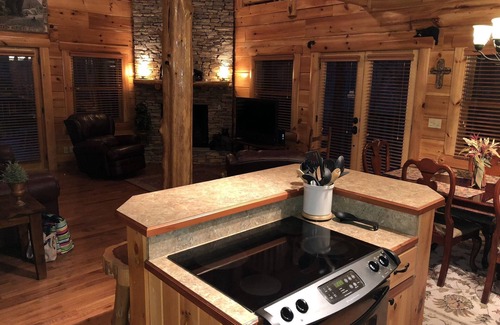 Gatlinburg - Pigeon Forge Cabin | *Smoky Jambearee* Luxury Cabin in Smoky Cove Resort. Game Room, Pool, Hot Tub