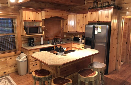 Gatlinburg - Pigeon Forge Cabin | *Smoky Jambearee* Luxury Cabin in Smoky Cove Resort. Game Room, Pool, Hot Tub