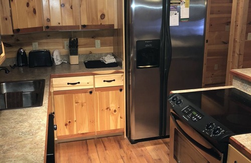 Gatlinburg - Pigeon Forge Cabin | *Smoky Jambearee* Luxury Cabin in Smoky Cove Resort. Game Room, Pool, Hot Tub