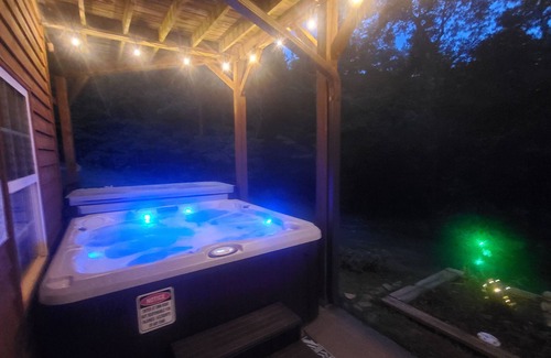 Murphy Cabin | Smoky Mountain Cabin - HOT TUB - 2 Fireplaces - Fire Pit - Screened Deck