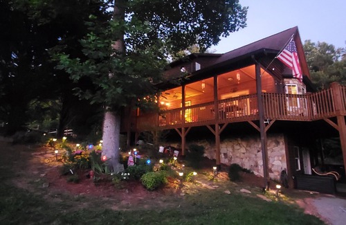 Murphy Cabin | Smoky Mountain Cabin - HOT TUB - 2 Fireplaces - Fire Pit - Screened Deck