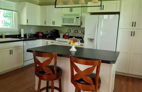 Waynesville House | Smoky Mountain Creekside Holiday! Squeaky clean!