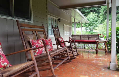Waynesville House | Smoky Mountain Creekside Holiday! Squeaky clean!
