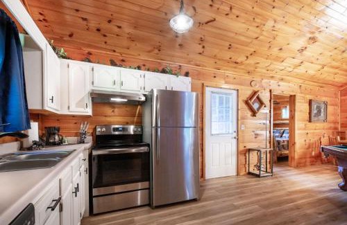 Gatlinburg - Pigeon Forge House | Smoky Mtn Cabin Hot Tub, Game Room & Views