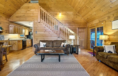 Gatlinburg - Pigeon Forge Cabin | Smoky Mtn Holiday: Arcade, Hot-Tub, BBQ, Theater, EZ Roads, Fall Colors, Smokies