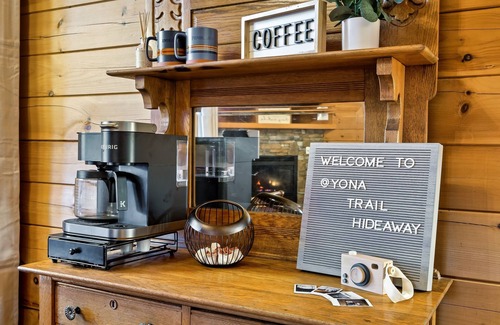 Gatlinburg - Pigeon Forge Cabin | Smoky Mtn Holiday: Arcade, Hot-Tub, BBQ, Theater, EZ Roads, Fall Colors, Smokies