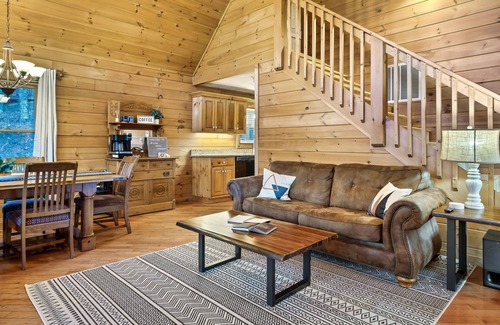 Gatlinburg - Pigeon Forge Cabin | Smoky Mtn Holiday: Arcade, Hot-Tub, BBQ, Theater, EZ Roads, Fall Colors, Smokies