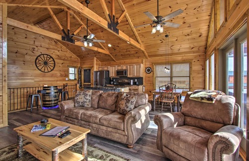 Gatlinburg - Pigeon Forge Cabin | Smoky Mtn Log Cabin w/Hot Tub & Panoramic Views!