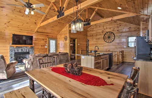 Gatlinburg - Pigeon Forge Cabin | Smoky Mtn Log Cabin w/Hot Tub & Panoramic Views!