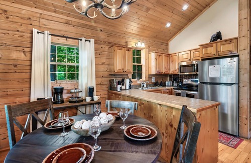 Wears Valley Cabin | Smoky Mtn Retreat! Large Pool, Game Rm, Hot Tub!