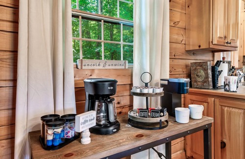 Wears Valley Cabin | Smoky Mtn Retreat! Large Pool, Game Rm, Hot Tub!
