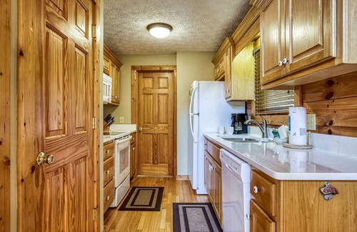 Black Bear Falls Cabin | Smoky Mtn Views Game Room 5 Min to Gatlinburg