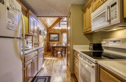 Black Bear Falls Cabin | Smoky Mtn Views Game Room 5 Min to Gatlinburg