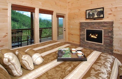 Pigeon Forge Cabin | Smoky's Summit by RedAwning