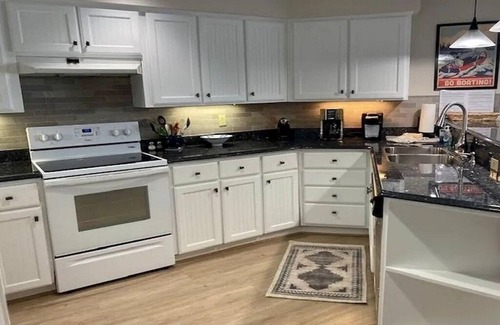 Smith Mountain Lake Condo | Smooth Sailing at Smith Mountain Lake! Sleeps 4