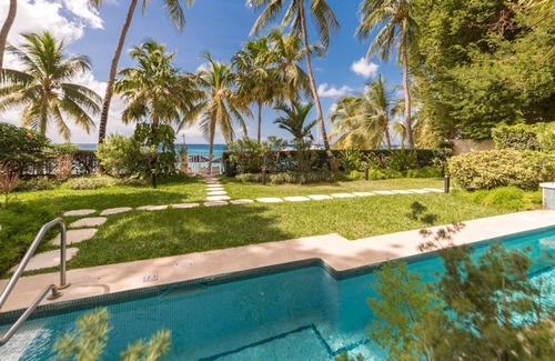 Old Trees Bay Villa | Smugglers Cove 6: Beachfront condo on Paynes Bay Beach