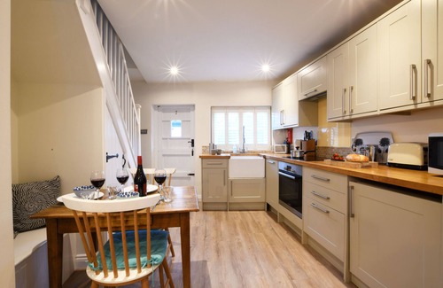 Aldeburgh Cottage | SMUGGLERS REST, ALDEBURGH, pet friendly, with open fire in Aldeburgh
