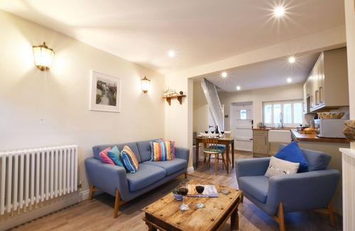 Aldeburgh Cottage | SMUGGLERS REST, ALDEBURGH, pet friendly, with open fire in Aldeburgh