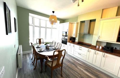 Saltburn-by-the-Sea Apartment | Smugglers - Sea Front - Parking - Sea Views - Balcony - 2 luxury kingsize beds
