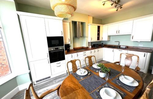 Saltburn-by-the-Sea Apartment | Smugglers - Sea Front - Parking - Sea Views - Balcony - 2 luxury kingsize beds