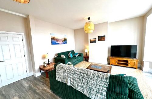 Saltburn-by-the-Sea Apartment | Smugglers - Sea Front - Parking - Sea Views - Balcony - 2 luxury kingsize beds