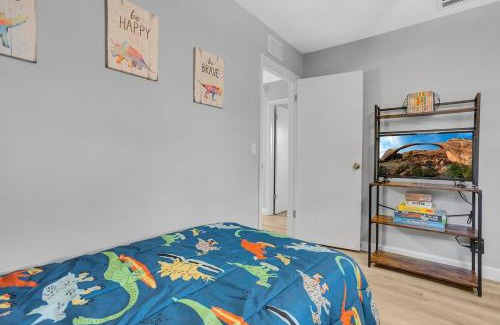 Sandalwood House | SMV Cute Jacksonville Bungalow Central