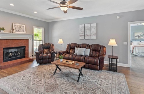 Smyrna House | Smyrna Home w/ Pool & Hot Tub! 20 Mi to Nashville!