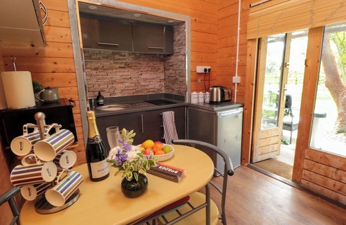 Bedale Cottage | SNAPE CASTLE GARDEN LODGE, pet friendly, with a garden in Bedale
