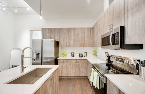 Cedars Apartment | Snappy loft style 2BR | Gym | Parking | Workspace