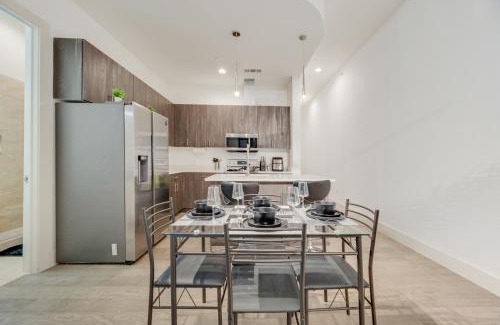Cedars Apartment | Snappy loft style 2BR I Gym I Parking I Workspace