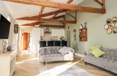 Lofthouse Cottage | SNAVE COTTAGE, pet friendly, with hot tub in Appletreewick