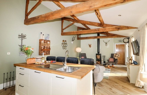 Lofthouse Cottage | SNAVE COTTAGE, pet friendly, with hot tub in Appletreewick