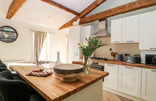 Lofthouse Cottage | SNAVE COTTAGE, pet friendly, with hot tub in Appletreewick