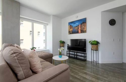 Downtown Los Angeles Apartment | Snazzy 3 Bedroom High Rise with Pool, Hot Tub and Rooftop Deck