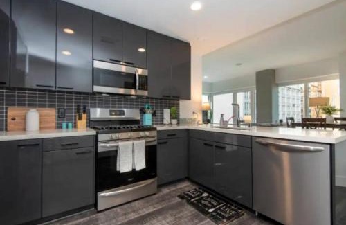 Downtown Los Angeles Apartment | Snazzy 3 Bedroom High Rise with Pool, Hot Tub and Rooftop Deck