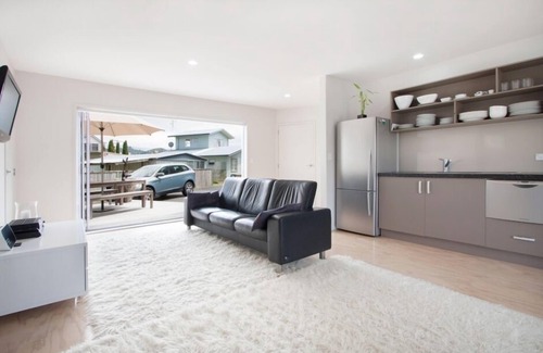 Waihi Beach House | SNAZZY! Right in the middle of the action!