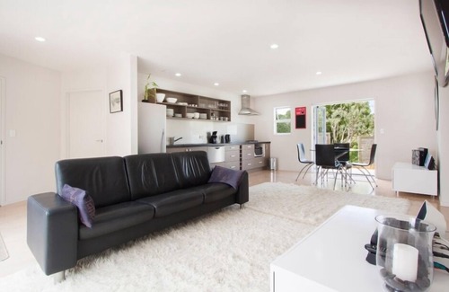 Waihi Beach House | SNAZZY! Right in the middle of the action!
