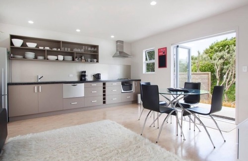 Waihi Beach House | SNAZZY! Right in the middle of the action!