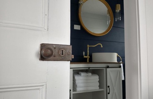 Strahan Bed & Breakfast | Sneaky Peek Cottage