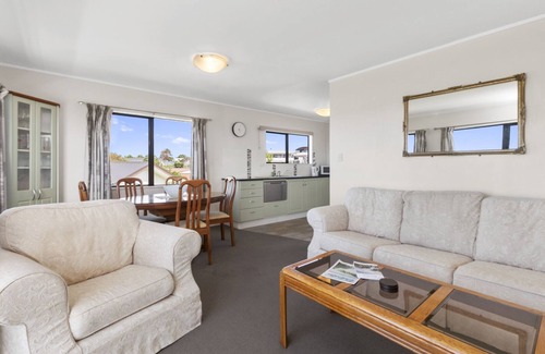 Snells Beach House | Snells Seaside Bach - Snells Beach Holiday Home