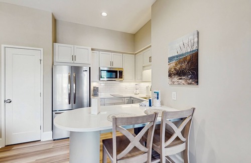 Morehead City Condo | Snow-bird friendly coastal condo near harbor with private balcony