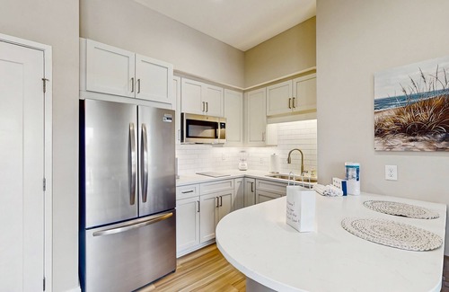 Morehead City Condo | Snow-bird friendly coastal condo near harbor with private balcony