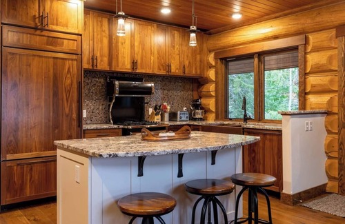 East Kootenay House | Snow Creek Cabin | Right on the Slopes | Hot Tub
