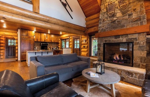 East Kootenay House | Snow Creek Cabin | Right on the Slopes | Hot Tub