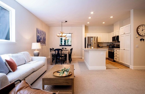 Ketchum Condo | Snow Star Serenade - Hot Tub + Gym + Walk to downtown & ski lifts!