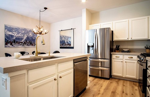 Ketchum Condo | Snow Star Serenade - Hot Tub + Gym + Walk to downtown & ski lifts!