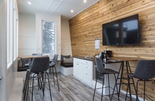 East Kootenay Hotel | Snow Valley Lodging