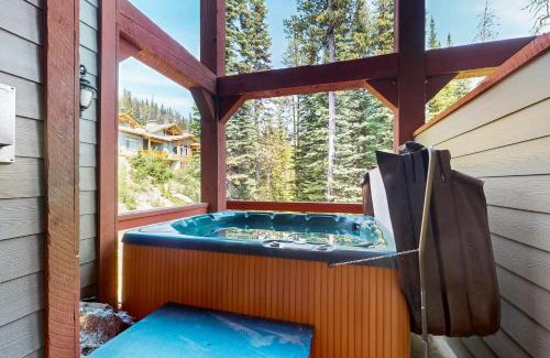 Snow Pine Estates House | Snowbanks 2