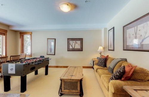 Snow Pine Estates House | Snowbanks 4